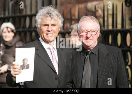 Stan Boardman und Dennis Taylor an Frank Carson Beerdigung, Belfast, Nordirland, Samstag, 3. März 2012. Foto/Paul McErlane Stockfoto