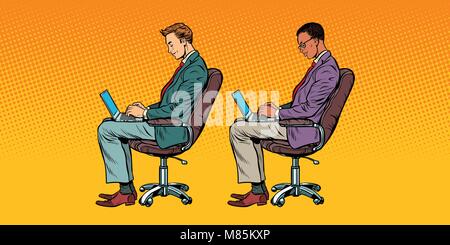 Afrikanische und kaukasische Geschäftsleute Arbeiten am Laptop Stock Vektor