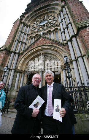 Dennis Taylor mit Stan Boardman bei Frank Carson Beerdigung, Belfast, Nordirland, Samstag, 3. März 2012. Foto/Paul McErlane Stockfoto