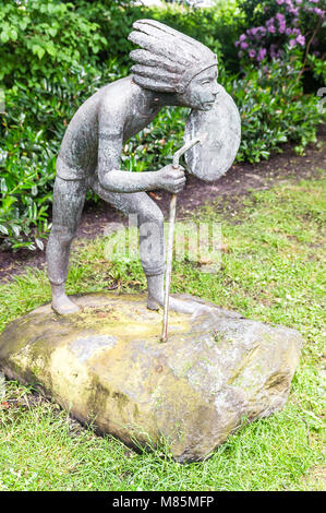 Statue eines American native steht in einem Garten Stockfoto