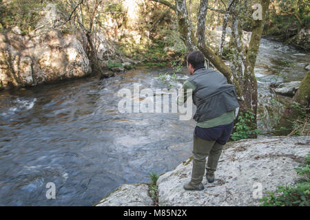 Sport Fischer in Fluss, Galizien, Spanien. Stockfoto