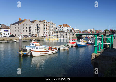 Mit Blick auf die Weymouth Marina mit der Stadt Brücke im Hintergrund. Stockfoto