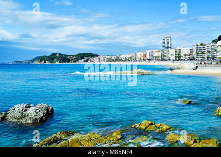 einen Blick auf die Strandpromenade von Lloret de Mar und der Hauptstrand von diesem beliebten Ferienanlage an der Costa Brava, Katalonien, Spanien Stockfoto