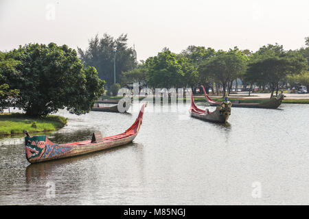 Traditionelle Thai Boote am See in der alten Stadt, Bangkok Stockfoto