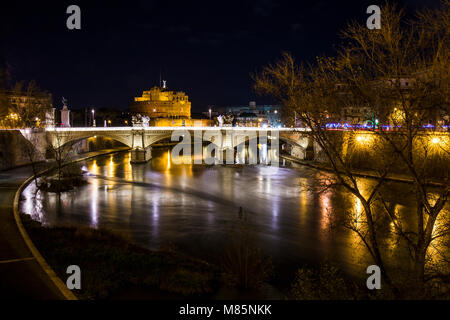 Landschaft des Castel Sant'Angelo Festung und der Galleria Vittorio Emanuele II Brücke über den Tiber. Stockfoto