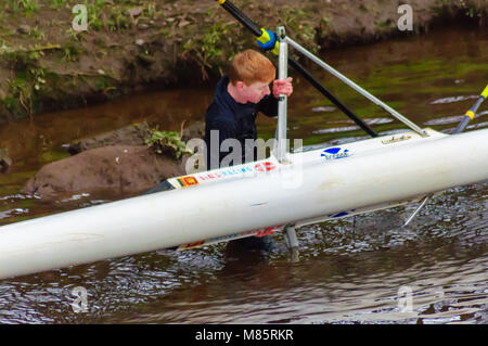 Glasgow, Schottland, Großbritannien. 14. März, 2018: Lokale Helden aus den Glasgow humane Gesellschaft Rettung ein Ruderer auf den River Clyde. Der junge Mann war von der Strathclyde Rudergerät Rudern Verein und erhielt in Schwierigkeiten während der Ausbildung in der Nähe von St. Andrew's Suspension Bridge. Credit: Skully/Alamy leben Nachrichten Stockfoto