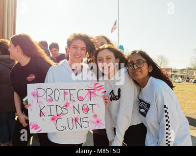 Norden Bellmore, New York, USA. 14 Mär, 2018. Norden Bellmore; New York; USA. März 14, 2018. Protest gegen Waffengewalt, Mepham Schülerinnen und Schüler aus der Klasse für 17 Minuten; von 10:00 bis 10:17 Uhr EST eine Minute für jeden Schüler geschossen und getötet Im vergangenen Monat in einem Parkland, Florida, H.S. Protest zeichen Nachricht ist: KINDER SCHÜTZEN nicht Gewehren. Es war Teil eines bundesweiten Arbeitsniederlegung in soildarity mit Studenten der Opfer und eine Nachfrage nach US-Gesetze zu Waffengewalt zu reduzieren. Quelle: Ann Parry/ZUMA Draht/Alamy leben Nachrichten Stockfoto