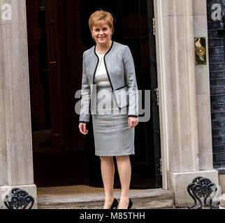 London, 14. März 2018, Nicola Sturgeon Schottischer Erster Minister Nicola Sturgeon,, kommt in der Downing Street für ein Knirschen Breit treffen mit dem Premierminister Theresa kann auf Brexit Umsetzung Gesetze Credit: Ian Davidson/Alamy leben Nachrichten Stockfoto