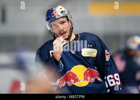 14 März 2018, Deutschland, München: Eishockey, Deutsche Eishockey Liga, Championship match, Viertelfinale, EHC Red Bull München vs Pinguine Bremerhaven am Olympia Eishalle: Münchens Florian Kettemer. Foto: Tobias Hase/dpa Stockfoto