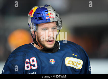 14 März 2018, Deutschland, München: Eishockey, Deutsche Eishockey Liga, Championship match, Viertelfinale, EHC Red Bull München vs Pinguine Bremerhaven am Olympia Eishalle: Münchens Florian Kettemer. Foto: Tobias Hase/dpa Stockfoto