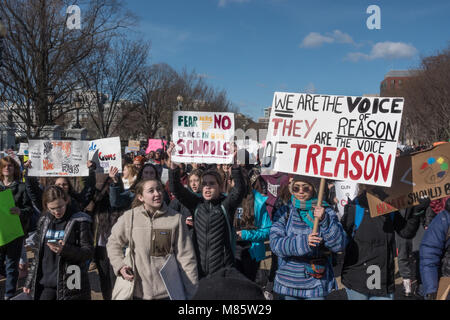 Washington, DC, USA. 14. März, 2018. Studenten aus dem Bereich High School März vom Weißen Haus während der Nationalen Schule Streik, Protest der Regierung Untätigkeit auf Gewehr Kontrolle, während die Solidarität für die 17 Schüler der Marjory Stoneman Douglas High School in Parkland, Florida ermordet. Eine Kundgebung vor dem US Capitol gefolgt. Bob Korn/Alamy leben Nachrichten Stockfoto