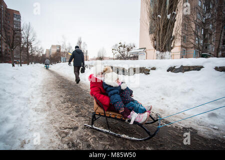 Kiew, Ukraine. 6 Mär, 2018. Rodeln in der Stadt. Quelle: David Tesinsky/ZUMA Draht/Alamy leben Nachrichten Stockfoto
