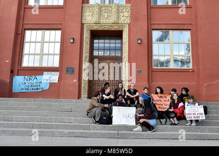 Las Vegas, Nevada, USA. 14 Mär, 2018. Studenten an der Las Vegas Akademie sammeln zu protestieren, nachdem sie aus ihren Klassen am 14. März in Las Vegas, Nevada 2018 ging. Die Schüler schlossen sich andere um das Land die einmonatige Jubiläum der Masse schießen auf Marjory Stoneman Douglas High School in Florida, wo 17 Schüler und Lehrer von einem Amokläufer getötet wurden zu markieren. Quelle: David Becker/ZUMA Draht/Alamy leben Nachrichten Stockfoto