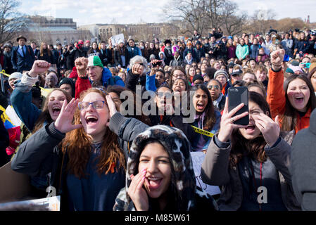 Washington, District of Columbia, USA. 13 Mär, 2018. Studenten aus der DC-Bereich gehen Sie aus der Schule und März aus dem Weißen Haus, dem Kapitol zu verlangen Gun. Kursteilnehmer nahmen an ähnlichen Arbeitsniederlegungen im ganzen Land. Credit: Erin Scott/ZUMA Draht/Alamy leben Nachrichten Stockfoto