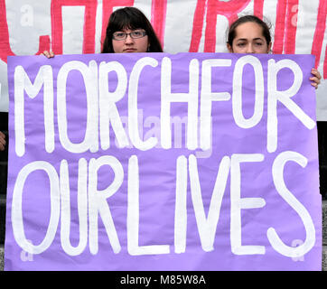 Las Vegas, Nevada, USA. 14 Mär, 2018. Studenten an der Las Vegas Akademie sammeln zu protestieren, nachdem sie aus ihren Klassen am 14. März in Las Vegas, Nevada 2018 ging. Die Schüler schlossen sich andere um das Land die einmonatige Jubiläum der Masse schießen auf Marjory Stoneman Douglas High School in Florida, wo 17 Schüler und Lehrer von einem Amokläufer getötet wurden zu markieren. Quelle: David Becker/ZUMA Draht/Alamy leben Nachrichten Stockfoto
