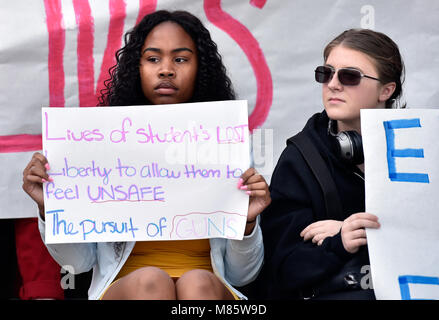 Las Vegas, Nevada, USA. 14 Mär, 2018. Studenten an der Las Vegas Akademie sammeln zu protestieren, nachdem sie aus ihren Klassen am 14. März in Las Vegas, Nevada 2018 ging. Die Schüler schlossen sich andere um das Land die einmonatige Jubiläum der Masse schießen auf Marjory Stoneman Douglas High School in Florida, wo 17 Schüler und Lehrer von einem Amokläufer getötet wurden zu markieren. Quelle: David Becker/ZUMA Draht/Alamy leben Nachrichten Stockfoto