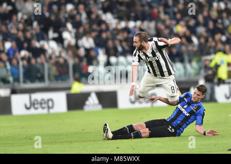 Turin, Italien. 14. März, 2018. Gonzalo Higuain (Juventus FC), Hans Hateboer (Atalanta v. Chr.), während die Serie ein Fußballspiel zwischen FC Juventus und Atalanta BC bei Allianz Stadion am 14. März 2018 in Turin, Italien. Credit: Antonio Polia/Alamy leben Nachrichten Stockfoto