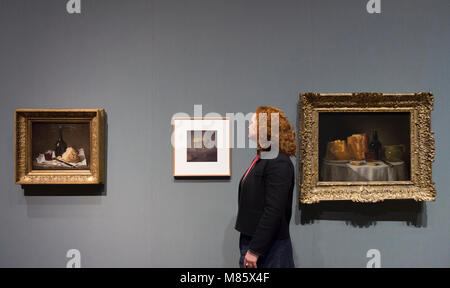 National Gallery, London, UK. 14. März 2018. Tacita Dean: Still Life - Ausstellung kuratiert von Tacita Dean. Foto (l und r): Stillleben mit Flasche, Glas und Brot, 19 c, Cy Twombly, Brot, 2004; Henri Horace Roland de la Porte, Stillleben mit Brot und Wein, 19. c. Credit: Malcolm Park/Alamy Leben Nachrichten. Stockfoto