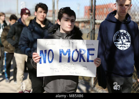 Chicago, USA. 14 Mär, 2018. Schüler von Walter Payton Hochschulvorbereitende High School Protest gegen Waffengewalt in Chicago, USA, am 14. März 2018. Die Schüler nahmen an einer bundesweiten Demonstration gegen Waffengewalt "Nationale Schule Arbeitsniederlegung" in den Vereinigten Staaten am Mittwoch, einen Monat nach dem High School shooting in Florida, bei dem 17 Menschen getötet wurden. Credit: Wang Ping/Xinhua/Alamy leben Nachrichten Stockfoto