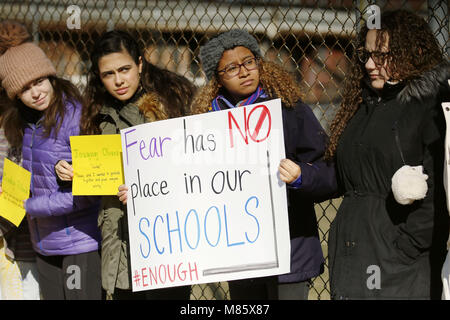 Chicago, USA. 14 Mär, 2018. Schüler von Walter Payton Hochschulvorbereitende High School Protest gegen Waffengewalt in Chicago, USA, am 14. März 2018. Die Schüler nahmen an einer bundesweiten Demonstration gegen Waffengewalt "Nationale Schule Arbeitsniederlegung" in den Vereinigten Staaten am Mittwoch, einen Monat nach dem High School shooting in Florida, bei dem 17 Menschen getötet wurden. Credit: Wang Ping/Xinhua/Alamy leben Nachrichten Stockfoto