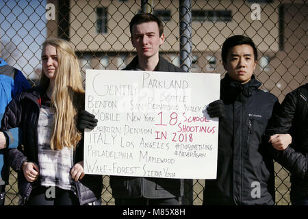 Chicago, USA. 14 Mär, 2018. Schüler von Walter Payton Hochschulvorbereitende High School Protest gegen Waffengewalt in Chicago, USA, am 14. März 2018. Die Schüler nahmen an einer bundesweiten Demonstration gegen Waffengewalt "Nationale Schule Arbeitsniederlegung" in den Vereinigten Staaten am Mittwoch, einen Monat nach dem High School shooting in Florida, bei dem 17 Menschen getötet wurden. Credit: Wang Ping/Xinhua/Alamy leben Nachrichten Stockfoto