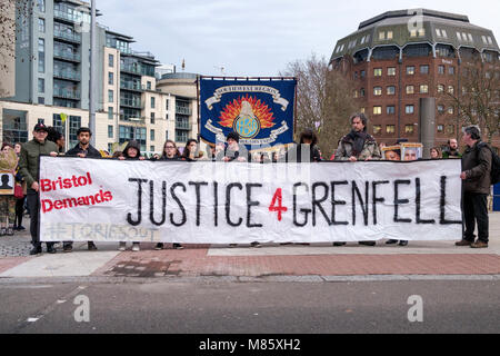 Bristol, UK, 14. März, 2018. Lokale Menschen, die Plakate mit dem Foto einer der Menschen, die in der Tragödie gestorben sind abgebildet, wie sie in einem schweigemarsch Für die Grenfell Turm brand Opfer. Im März organisiert von Bristol 4 Grenfell und durch die Gerechtigkeit für Grenfell Kampagne und Bristol Volksversammlung wurde gehalten, damit die Menschen ihre Solidarität mit den Bewohnern von London Grenfell Immobilien, deren Kampf für Gerechtigkeit mehr als acht Monate nach dem Feuer, das 71 Menschen getötet fährt fort, zu zeigen unterstützt. Credit: lynchpics/Alamy leben Nachrichten Stockfoto