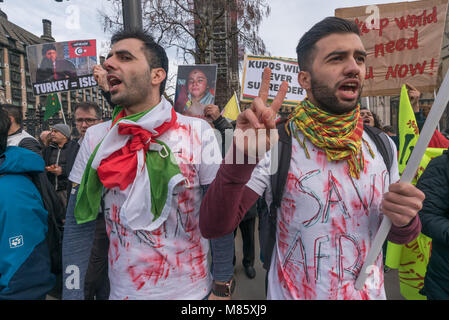 London, Großbritannien. 14. März 2018. Kurden weiterhin ihre Proteste in Parliament Square, nachdem die Polizei sie überredete nach der Hamburgwahl die Straße. Sie wollen Großbritannien und anderen westlichen Ländern, Maßnahmen zu ergreifen, um die türkische Invasion von Afrin, einem kurdischen Gebiet von Syrien an der türkischen Grenze zu stoppen. Die türkischen Streitkräfte, unterstützt durch russische Unterstützung aus der Luft und die Freie Syrische Armee mit vielen ehemaligen ISIS und al-Qaida Kämpfer versuchen, die kurdische Bevölkerung in der Region zu beseitigen, die behaupten, dass sie alle Terroristen sind. Die kurdischen Truppen spielte eine tragende Rolle bei der Niederlage der ISIS, die von unterstützt wurde. Stockfoto