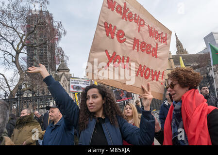 London, Großbritannien. 14. März 2018. Kurden weiterhin ihre Proteste in Parliament Square, nachdem die Polizei sie überredete nach der Hamburgwahl die Straße. Sie wollen Großbritannien und anderen westlichen Ländern, Maßnahmen zu ergreifen, um die türkische Invasion von Afrin, einem kurdischen Gebiet von Syrien an der türkischen Grenze zu stoppen. Die türkischen Streitkräfte, unterstützt durch russische Unterstützung aus der Luft und die Freie Syrische Armee mit vielen ehemaligen ISIS und al-Qaida Kämpfer versuchen, die kurdische Bevölkerung in der Region zu beseitigen, die behaupten, dass sie alle Terroristen sind. Die kurdischen Truppen spielte eine tragende Rolle bei der Niederlage der ISIS, die von unterstützt wurde. Stockfoto