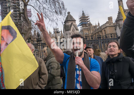 London, Großbritannien. 14. März 2018. Kurden weiterhin ihre Proteste in Parliament Square, nachdem die Polizei sie überredete nach der Hamburgwahl die Straße. Sie wollen Großbritannien und anderen westlichen Ländern, Maßnahmen zu ergreifen, um die türkische Invasion von Afrin, einem kurdischen Gebiet von Syrien an der türkischen Grenze zu stoppen. Die türkischen Streitkräfte, unterstützt durch russische Unterstützung aus der Luft und die Freie Syrische Armee mit vielen ehemaligen ISIS und al-Qaida Kämpfer versuchen, die kurdische Bevölkerung in der Region zu beseitigen, die behaupten, dass sie alle Terroristen sind. Die kurdischen Truppen spielte eine tragende Rolle bei der Niederlage der ISIS, die von unterstützt wurde. Stockfoto