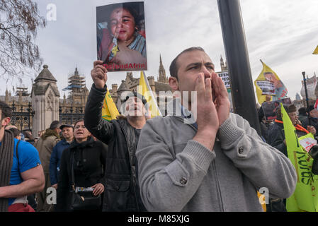 London, Großbritannien. 14. März 2018. Kurden weiterhin ihre Proteste in Parliament Square, nachdem die Polizei sie überredete nach der Hamburgwahl die Straße. Sie wollen Großbritannien und anderen westlichen Ländern, Maßnahmen zu ergreifen, um die türkische Invasion von Afrin, einem kurdischen Gebiet von Syrien an der türkischen Grenze zu stoppen. Die türkischen Streitkräfte, unterstützt durch russische Unterstützung aus der Luft und die Freie Syrische Armee mit vielen ehemaligen ISIS und al-Qaida Kämpfer versuchen, die kurdische Bevölkerung in der Region zu beseitigen, die behaupten, dass sie alle Terroristen sind. Die kurdischen Truppen spielte eine tragende Rolle bei der Niederlage der ISIS, die von unterstützt wurde. Stockfoto