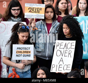 Las Vegas, Nevada, USA. 14 Mär, 2018. Studenten an der Las Vegas Akademie sammeln zu protestieren, nachdem sie aus ihren Klassen ging. Die Schüler schlossen sich andere um das Land die einmonatige Jubiläum der Masse schießen auf Marjory Stoneman Douglas High School in Florida, wo 17 Schüler und Lehrer von einem Amokläufer getötet wurden zu markieren. Quelle: David Becker/ZUMA Draht/Alamy leben Nachrichten Stockfoto