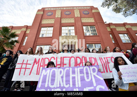 Las Vegas, Nevada, USA. 14 Mär, 2018. Studenten an der Las Vegas Akademie sammeln zu protestieren, nachdem sie aus ihren Klassen ging. Die Schüler schlossen sich andere um das Land die einmonatige Jubiläum der Masse schießen auf Marjory Stoneman Douglas High School in Florida, wo 17 Schüler und Lehrer von einem Amokläufer getötet wurden zu markieren. Quelle: David Becker/ZUMA Draht/Alamy leben Nachrichten Stockfoto