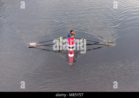 Glasgow, Schottland, Großbritannien. 14. März, 2018. UK Wetter. Rowers Training auf dem Trockenen und milden Tag auf den Fluss Clyde. Credit: Skully/Alamy leben Nachrichten Stockfoto