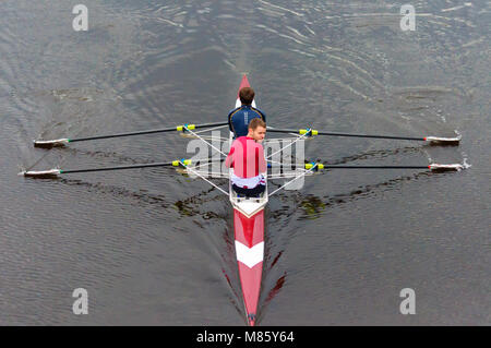 Glasgow, Schottland, Großbritannien. 14. März, 2018. UK Wetter. Rowers Training auf dem Trockenen und milden Tag auf den Fluss Clyde. Credit: Skully/Alamy leben Nachrichten Stockfoto