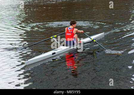 Glasgow, Schottland, Großbritannien. 14. März, 2018. UK Wetter. Rowers Training auf dem Trockenen und milden Tag auf den Fluss Clyde. Credit: Skully/Alamy leben Nachrichten Stockfoto