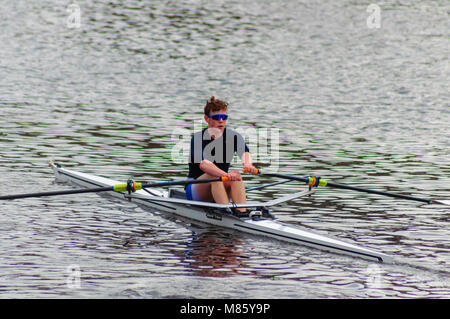 Glasgow, Schottland, Großbritannien. 14. März, 2018. UK Wetter. Rowers Training auf dem Trockenen und milden Tag auf den Fluss Clyde. Credit: Skully/Alamy leben Nachrichten Stockfoto