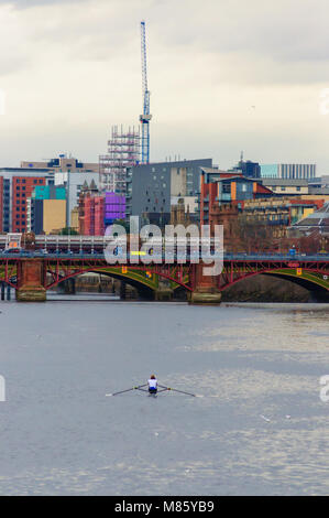 Glasgow, Schottland, Großbritannien. 14. März, 2018. UK Wetter. Rowers Training auf dem Trockenen und milden Tag auf den Fluss Clyde. Credit: Skully/Alamy leben Nachrichten Stockfoto