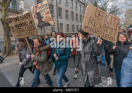 London, Großbritannien. 14. März 2018. Support Personal gegen Rentenkürzungen mit Plakaten auf dem Marsch durch tausend streikende London Region UCU Mitglieder und Unterstützer durch London zu einer Kundgebung zur Unterstützung Ihrer anhaltenden Streik gegen den Versuch der Universitäten die USS Versorgungsordnung, die viele zu leisten seit Jahren und gehen auf eine schlechtere Regelung zu verzichten. Credit: Peter Marschall/Alamy leben Nachrichten Stockfoto