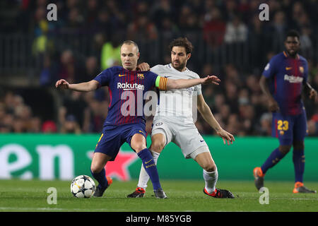 Barcelona, Spanien. 14 Mär, 2018. ANDRES Iniesta vom FC Barcelona Duelle um den Ball mit CESC FABREGAS von Chelsea FC in der UEFA Champions League, Umlauf von 16, 2 bein Fußballspiel zwischen dem FC Barcelona und Chelsea FC am 14. März 2018 im Camp Nou Stadion in Barcelona, Spanien Quelle: Manuel Blondeau/ZUMA Draht/Alamy leben Nachrichten Stockfoto