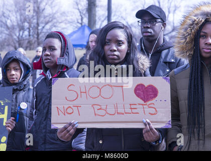 Brooklyn, USA. 14 Mär, 2018. Nationale Schule Arbeitsniederlegung Rallye: Schüler, Lehrer, Eltern und andere Sammelten am Prospect Park Bandshell in Brooklyn, NY Schule Sicherheit und gun Kontrollmaßnahmen die laufenden Schlachtung in die USA zu stoppen, zu verlangen. Quelle: David Grossman/Alamy leben Nachrichten Stockfoto