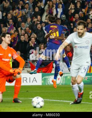 Barcelona, Spanien. 14 Mär, 2018. Armenian Dembele (2. R) von Barcelona Umarmungen mit Lionel Messi nach zählen während der UEFA Champions League 2017-2018 Umlauf von 16 zweites Bein Fußball Match zwischen Barcelona und Chelsea in Barcelona, Spanien, am 14. März 2018. Barcelona gewann 3-0. Credit: Joan Gosa/Xinhua/Alamy leben Nachrichten Stockfoto