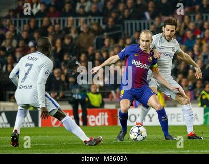 Barcelona, Spanien. 14 Mär, 2018. Iniesta (C) von Barcelona konkurriert während der UEFA Champions League 2017-2018 Umlauf von 16 zweites Bein Fußball Match zwischen Barcelona und Chelsea in Barcelona, Spanien, am 14. März 2018. Barcelona gewann 3-0. Credit: Joan Gosa/Xinhua/Alamy leben Nachrichten Stockfoto