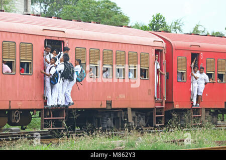 Die Schule Kinder Reisen auf dem Trittbrett nach der Schule von Colombo zu Gampaha. Stockfoto