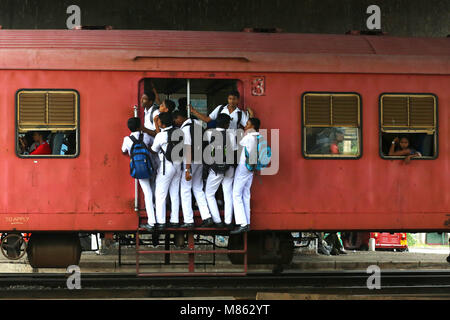 Die Schule Kinder Reisen auf dem Trittbrett nach der Schule von Colombo zu Gampaha. Stockfoto