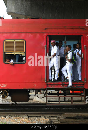 Die Schule Kinder Reisen auf dem Trittbrett nach der Schule von Colombo zu Gampaha. Stockfoto