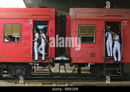 Die Schule Kinder Reisen auf dem Trittbrett nach der Schule von Colombo zu Gampaha. Stockfoto