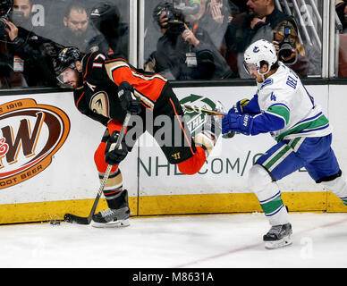 Los Angeles, Kalifornien, USA. 14 Mär, 2018. Anaheim Ducks, Ryan Kesler (17) Mias mit Vancouver Canucks' Verteidiger Michael Del Zotto (4) Während einer 2017-2018 NHL Hockey Spiel in Anaheim, Kalifornien, am 14. März 2018. Die Ducks gewann 3-0. Credit: Ringo Chiu/ZUMA Draht/Alamy leben Nachrichten Stockfoto