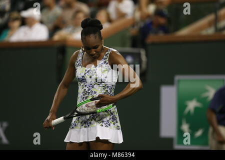 INDIAN WELLS, CA - 12. März: Venus Williams der Vereinigten Staaten Niederlagen ihrer Schwester Serena Williams bei Tag 8 der BNP Paribas Open am 12. März in Indian Wells, Kalifornien 2018. Menschen; Venus Williams Stockfoto