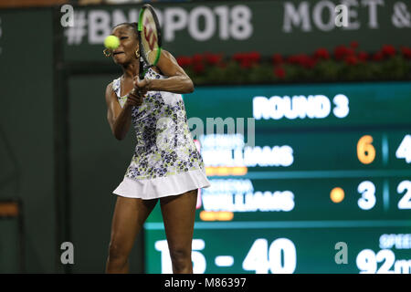 INDIAN WELLS, CA - 12. März: Venus Williams der Vereinigten Staaten Niederlagen ihrer Schwester Serena Williams bei Tag 8 der BNP Paribas Open am 12. März in Indian Wells, Kalifornien 2018. Menschen; Venus Williams Stockfoto