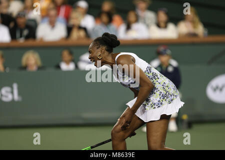 INDIAN WELLS, CA - 12. März: Venus Williams der Vereinigten Staaten Niederlagen ihrer Schwester Serena Williams bei Tag 8 der BNP Paribas Open am 12. März in Indian Wells, Kalifornien 2018. Menschen; Venus Williams Stockfoto